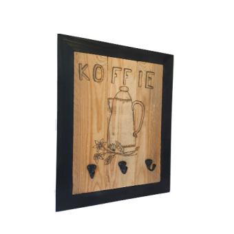 Houten kopjes of mokken bord voor aan de wand met drie zwarte haken