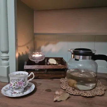 Sfeerfoto landelijk klein houten rekje in de keuken bruin