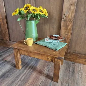 Sfeerfoto van kleine robuuste salontafel noten