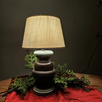 Sfeerfoto van kleine ronde tafellamp bruin met groen