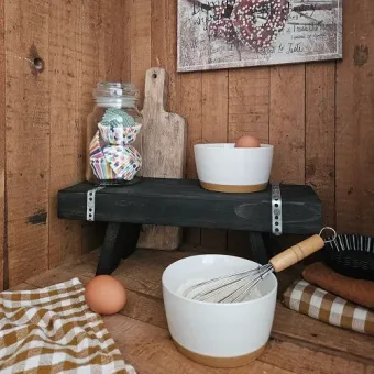 Sfeerfoto van zwart houten decoratie bankje met bandijzer detail landelijke keuken inspiratie