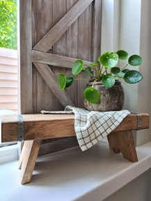 Sfeerfoto stoere houten decoratie bankje met bandijzer details