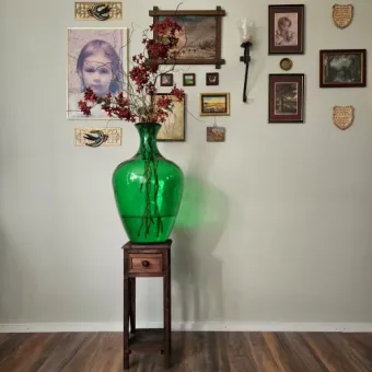 Sfeerfoto van plantentafeltje met grote vaas met bloemen