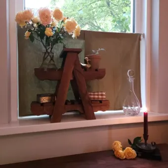 Sfeerfoto van eikenhouten etagére voor in de vensterbank