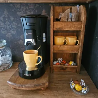 Sfeerfoto van plateau voor koffiezetapparaat met drie opbergvakjes