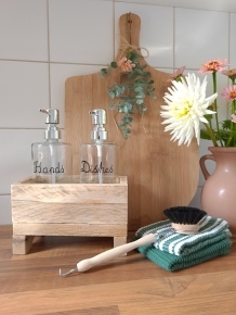 Zeeppompjes houder met twee handgeschreven zeeppompjes