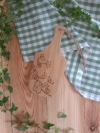 Sfeerfoto van kleine houten snijplank met hederaprint