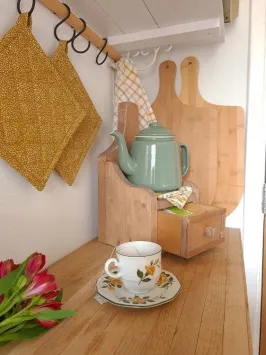 sfeerfoto van klein houten ladekastje voor theezakjes