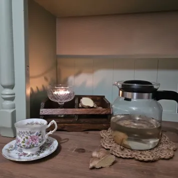 Sfeerfoto landelijk klein houten rekje in de keuken bruin