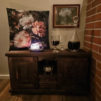 sfeerfoto van kleine dressoirkast met wee kastjes en twee lades en plateau