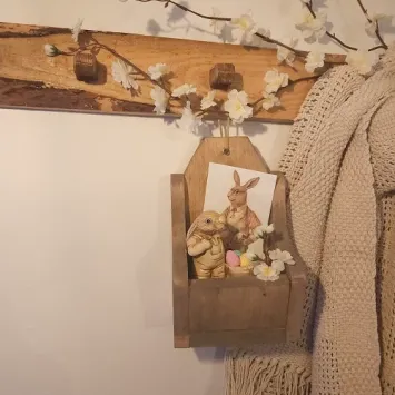 Voorjaars sfeerfoto van houten hangbakje