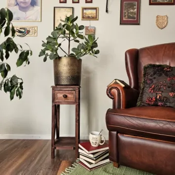 Sfeerfoto van plantentafel met lade en legplank met mooie bloempot