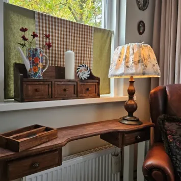 Sfeerfoto van kleine grutterskast met drie lades
