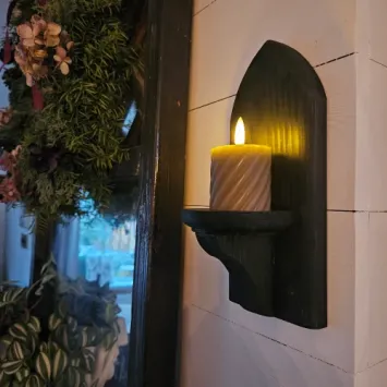 Sfeerfoto van sierlijke wandkandelaar in gotische stijl