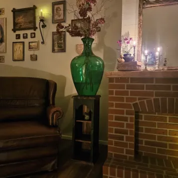 Sfeerfoto van robuuste houten zuil met drie opbergvakken
