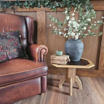 Sfeerfoto van kleine bijzettafel van eikenhout