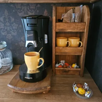 Sfeerfoto van plateau voor koffiezetapparaat met drie opbergvakjes